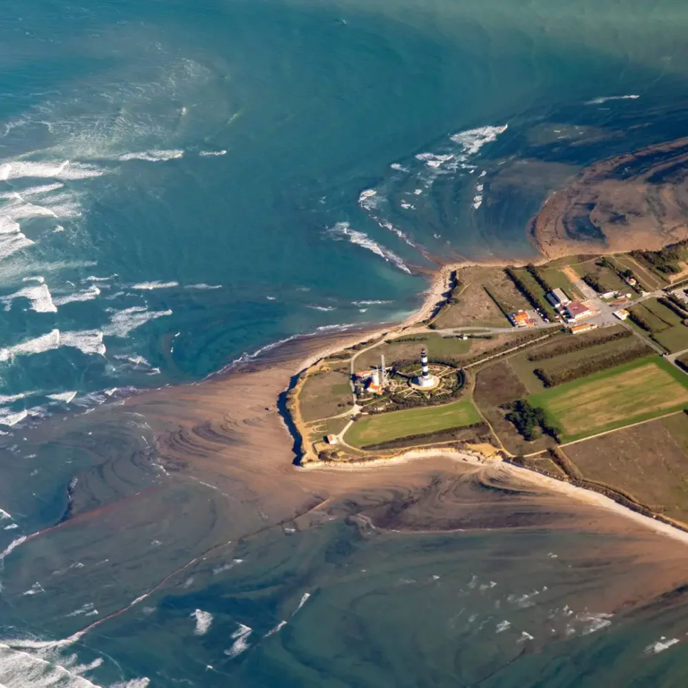 Vue aérienne du phare et côte rocheuse