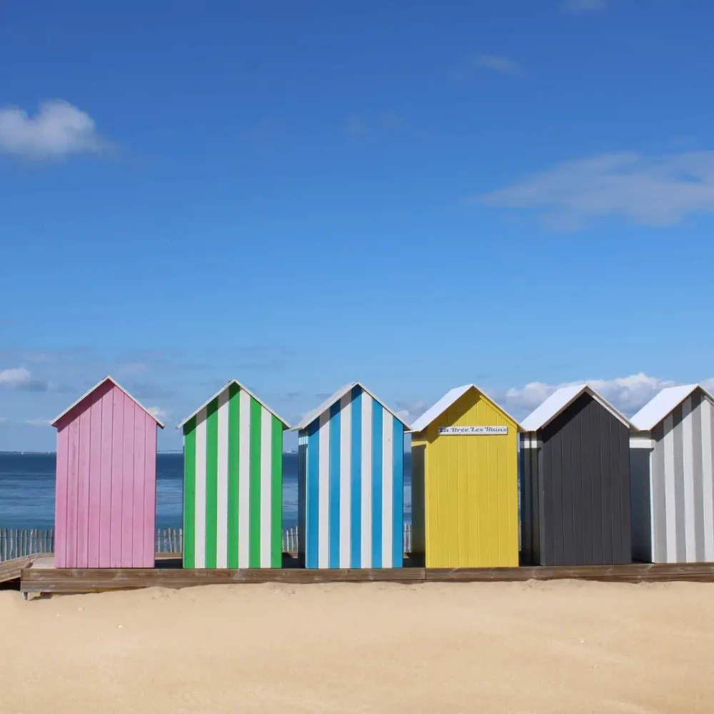 Cabanes de plage colorées au bord de la mer.