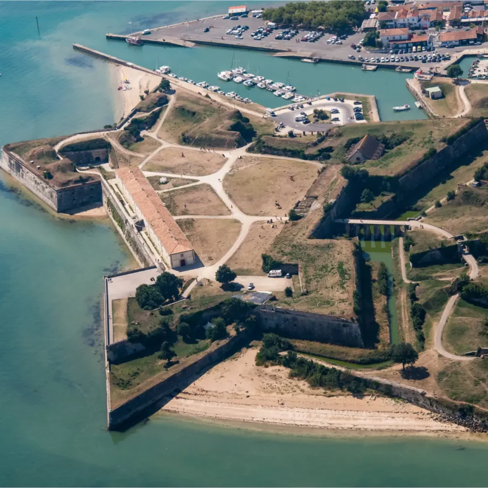 Vue aérienne sur le Château d'Oléron.