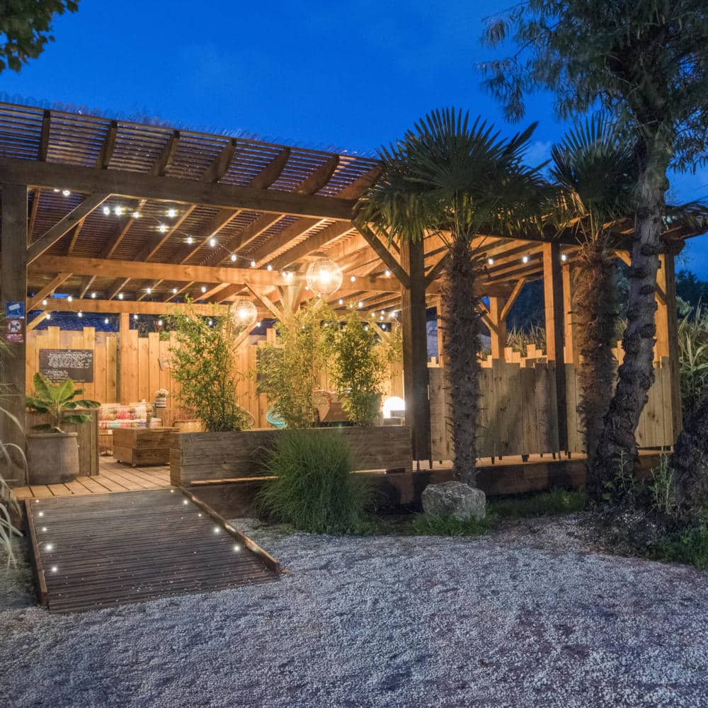 Terrasse en bois éclairée la nuit