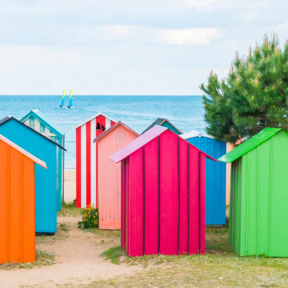 Cabanes colorées en bord de mer.