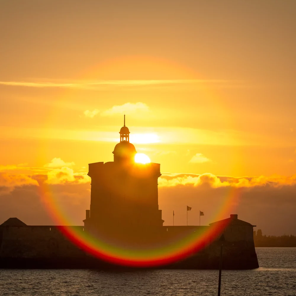 Restaurant en bord de mer sur l'île d'oléron avec vue sur le coucher de soleil.