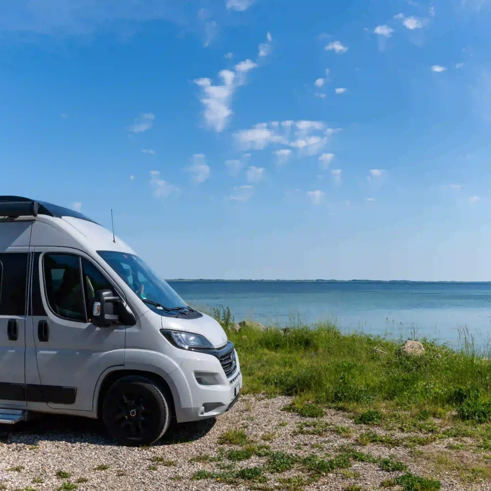 Camper près d'un lac par une journée ensoleillée.
