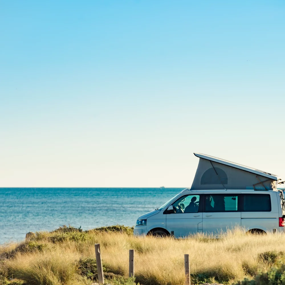 Camping-car stationné près de la mer