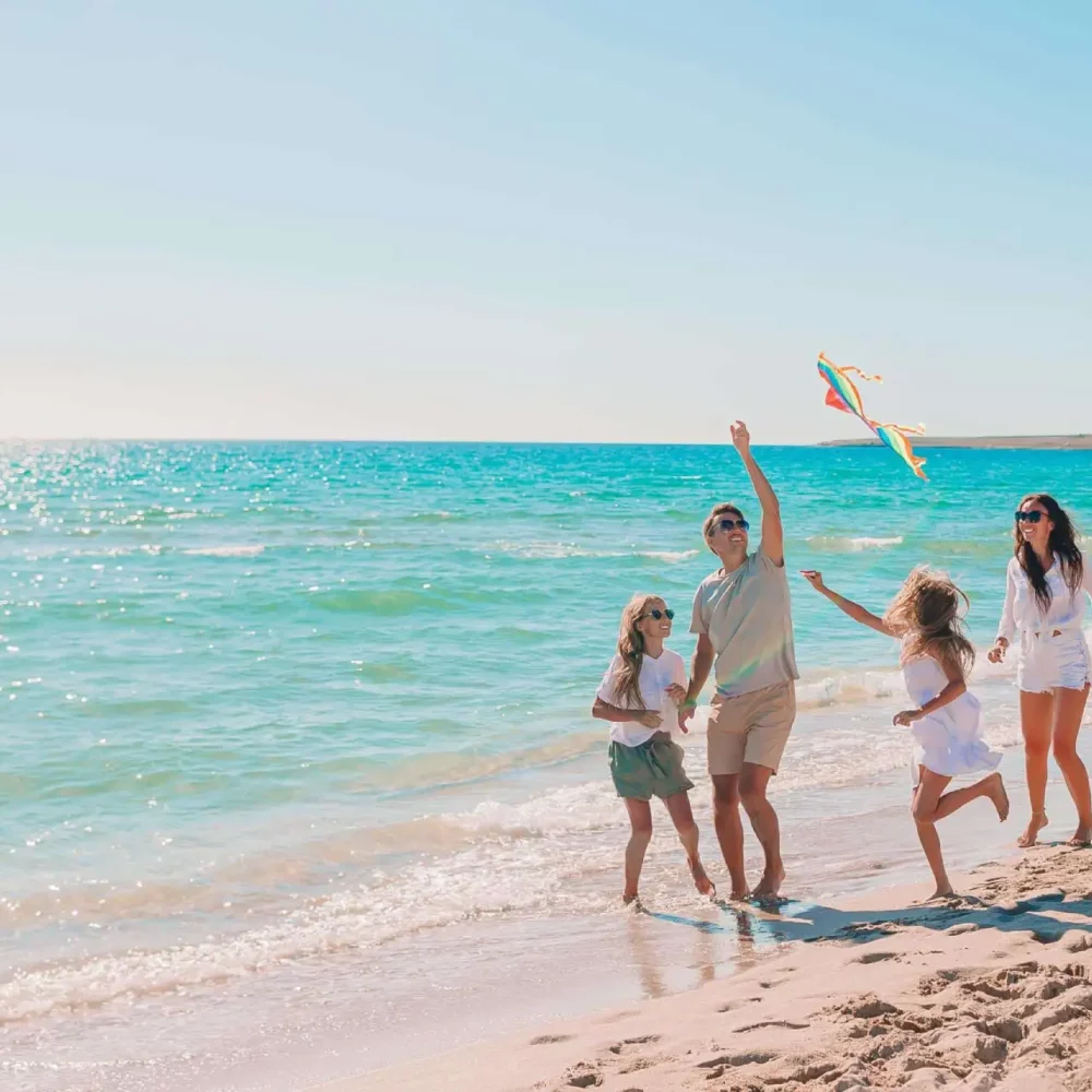 Famille jouant sur la plage de La Brée-les-Bains à proximité du camping Antioche d'Oléron