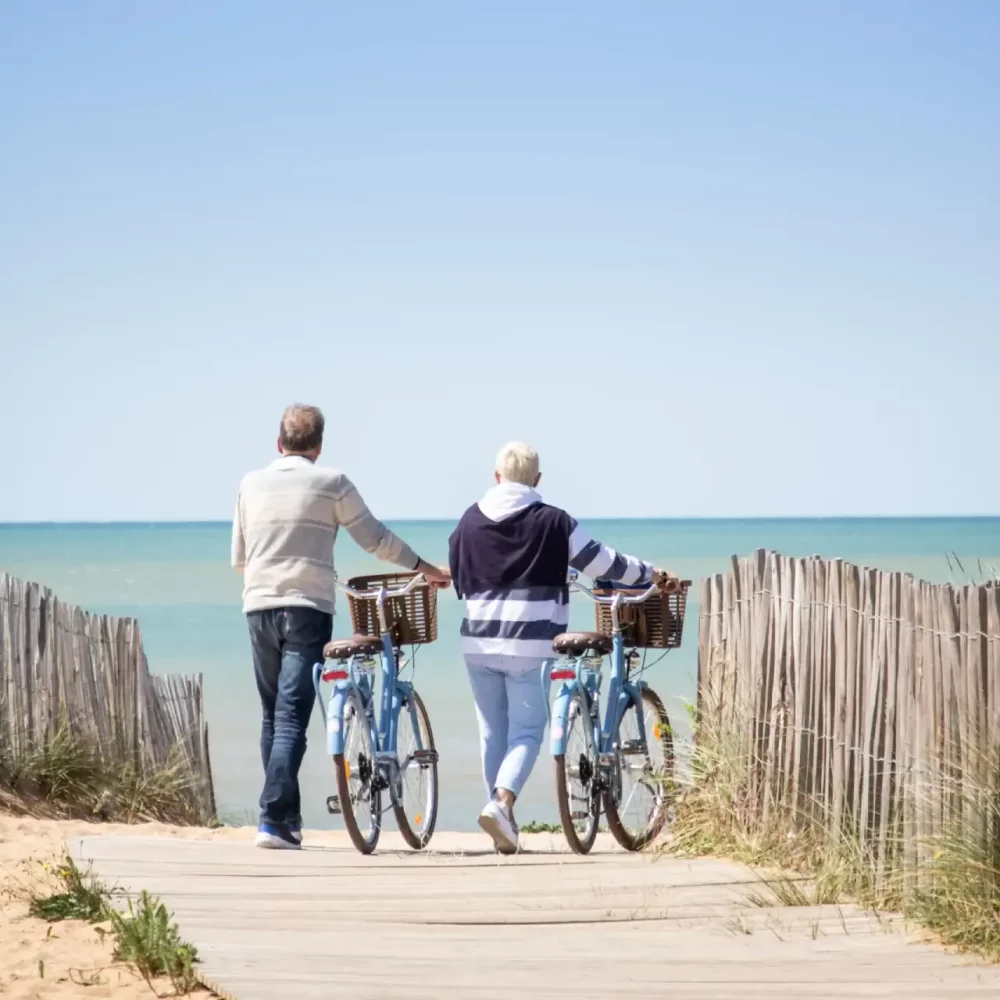 Couple à vélo en bord de mer, sur l'île d'Oléron