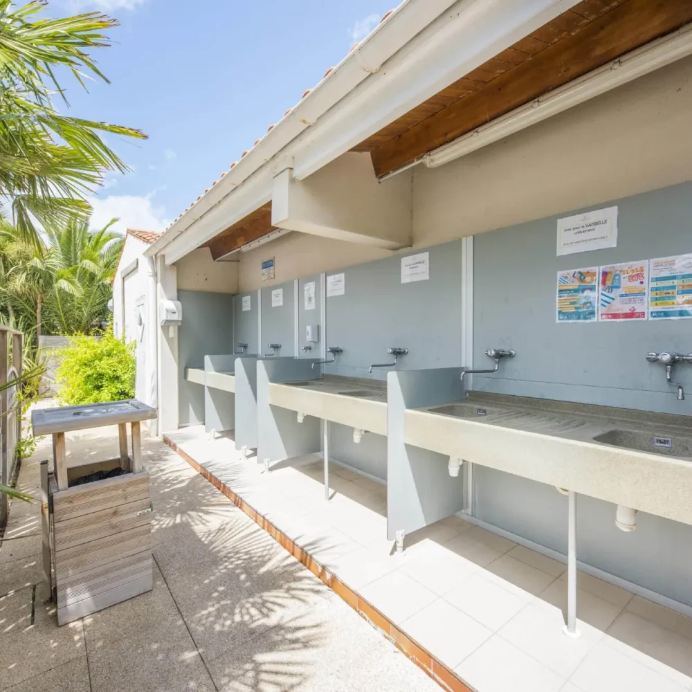 lavabos vaisselle et bacs à linge en camping caravaning sur l'île d'Oléron