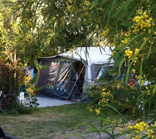 zelt kaufen nürnberg Asgard 19.6 M² Glamping-Zelt Farbe:Black-White Has Inventory Schutzblech vorne MXT, schwarz
